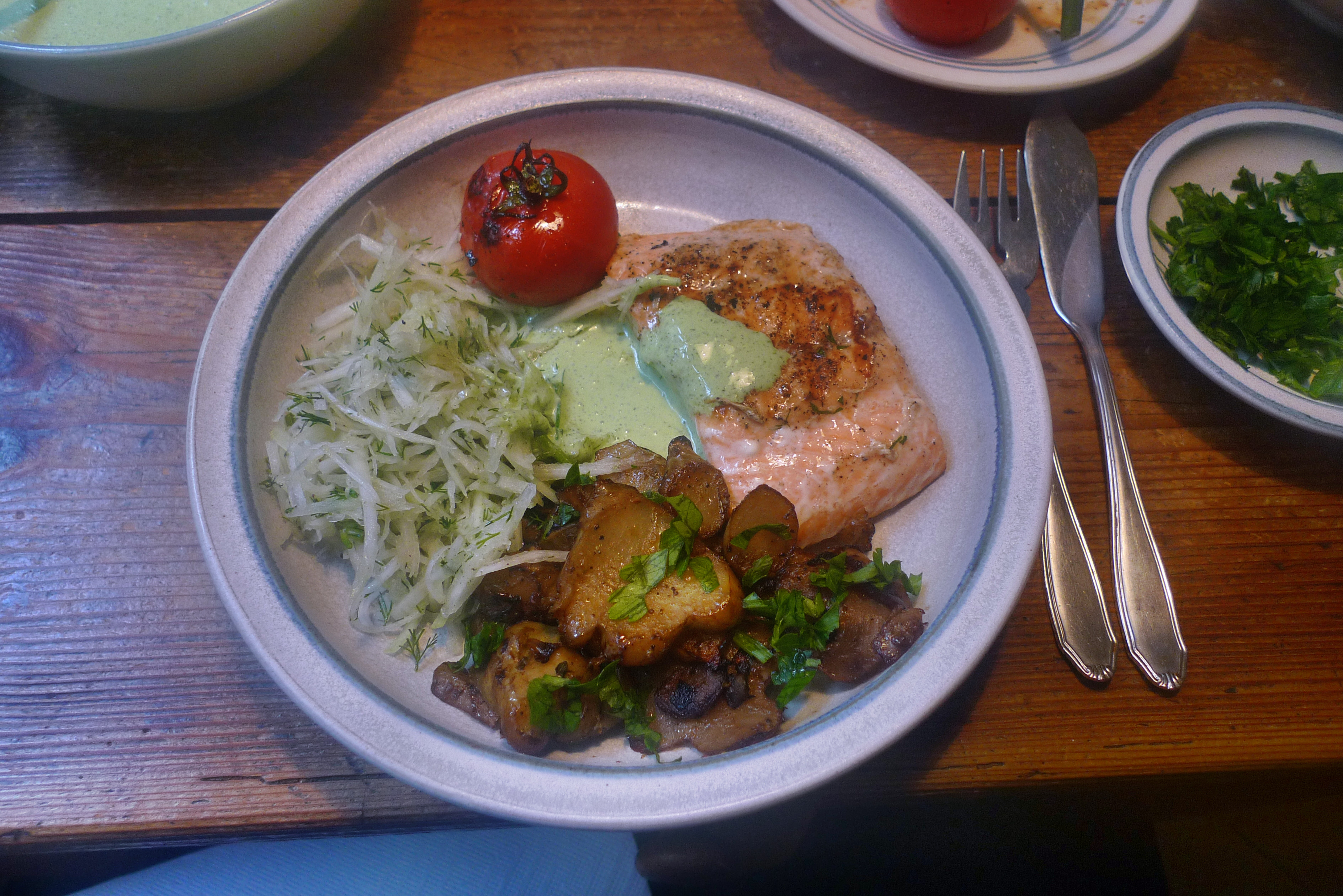 Topinambur-Kohlrabisalat-Gebratene Tomaten-Lachs - 23.10.14   (25)