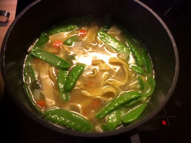 18.4.16  -  Gemüsesuppe ,selbstgemachte Nudeln (5)