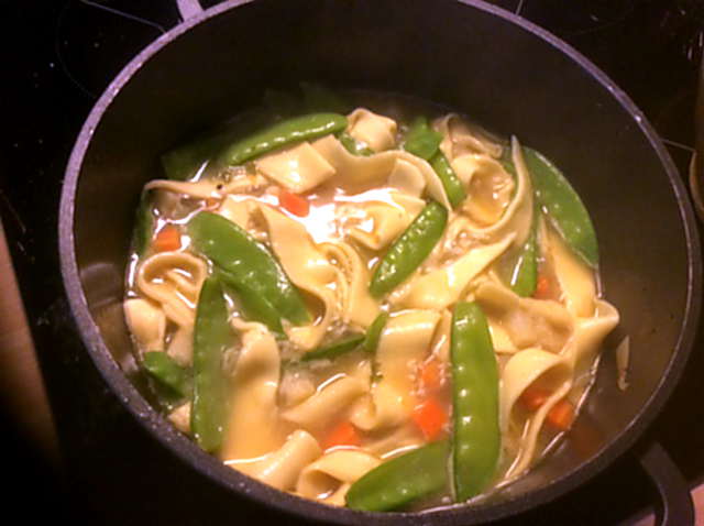 18.4.16  -  Gemüsesuppe ,selbstgemachte Nudeln (6)