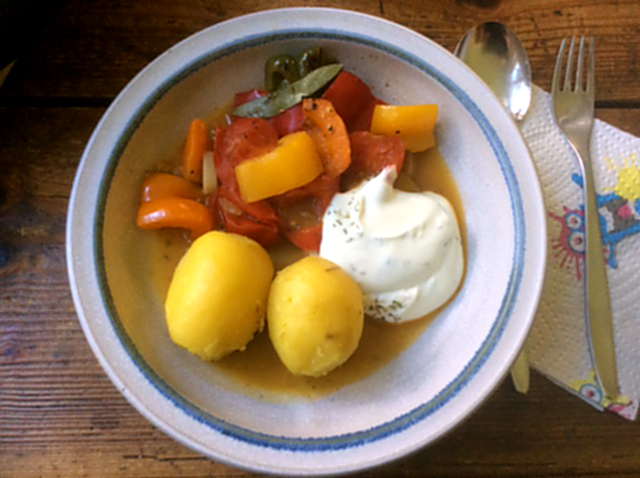 18.4.16 - Paprikapfanne,Joghurtdip,Kartoffeln,vegetarisch (10)