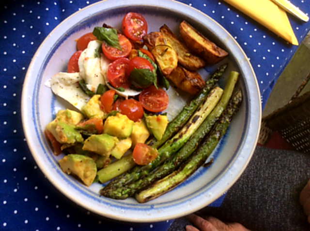 11.6.16 - Grüner Spargel,Ofenkartoffeln,Tomaten,Avocado,vegetarisch (1)