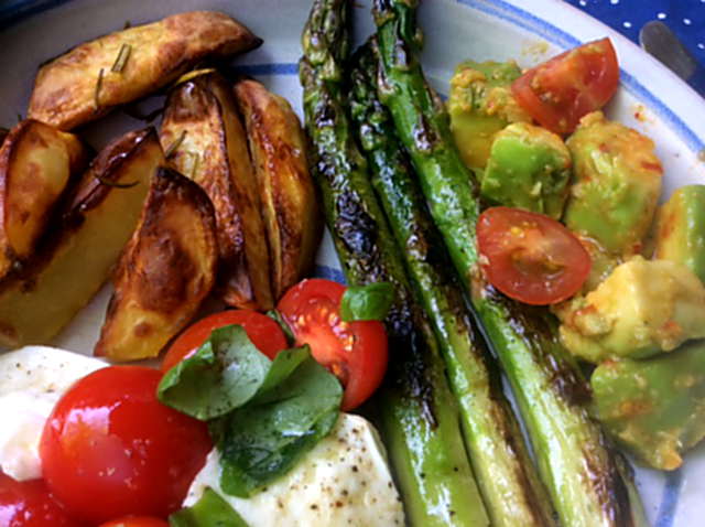 11.6.16 - Grüner Spargel,Ofenkartoffeln,Tomaten,Avocado,vegetarisch (1b)