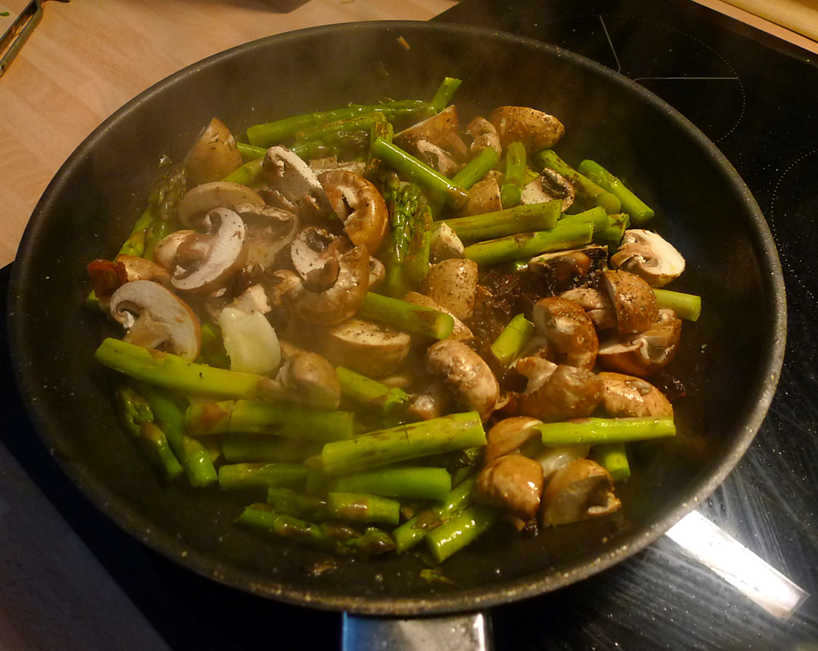 30.5.16 - Grüner Spargel,Champignon,Bratkartoffeln,Gurgensalat (6)