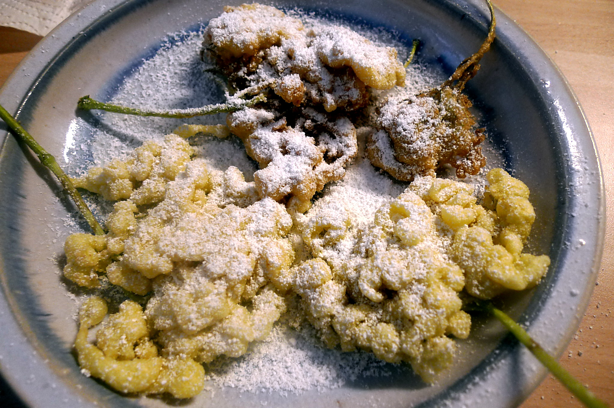 19.6.16 - Hollunderblüten in Eierkuchenteig (8).JPG