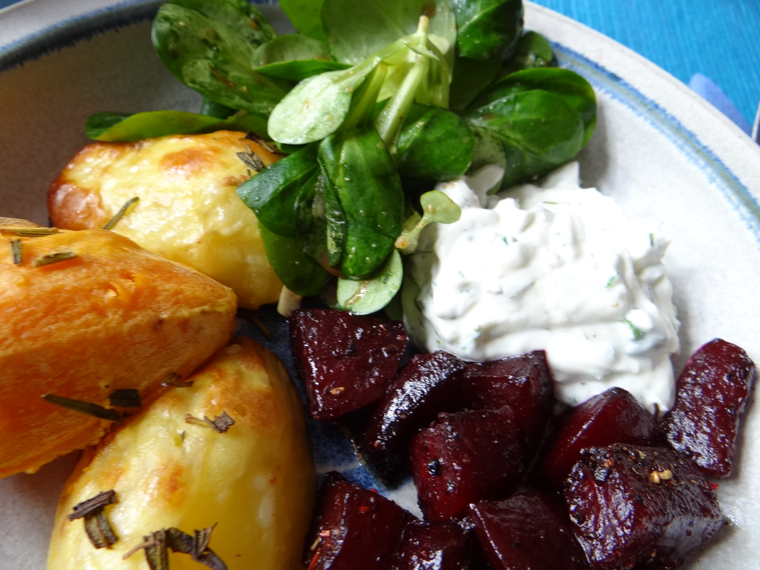 rote-beetegemuseofenkartoffelquark-dipfeldsalat-3