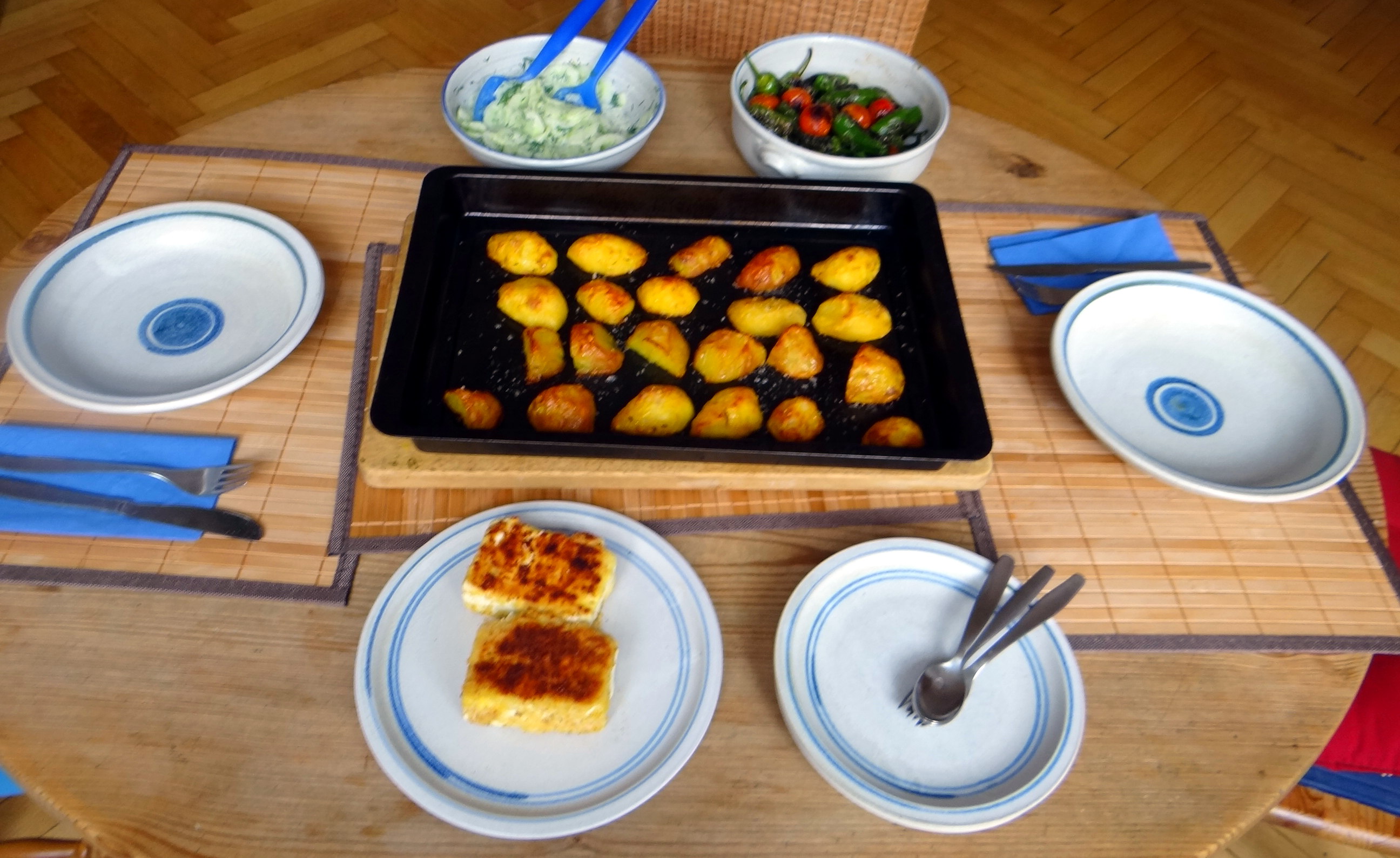 Gebackener Feta,Ofenkartoffel,Pimientos,Gurkensalat,Walleln (2)