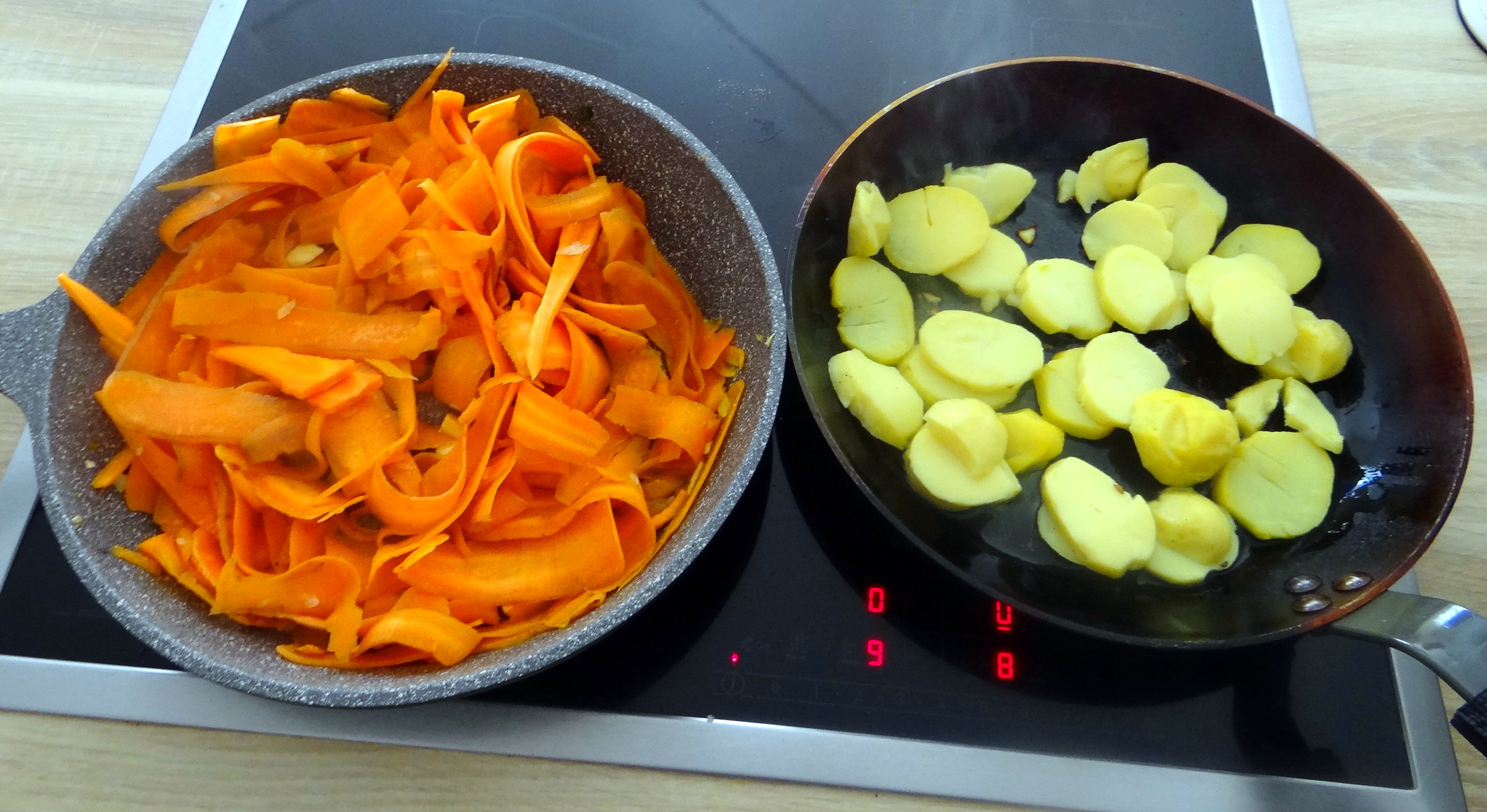 Salat,Karotten,Bratkartoffeln,Spiegelei (17)