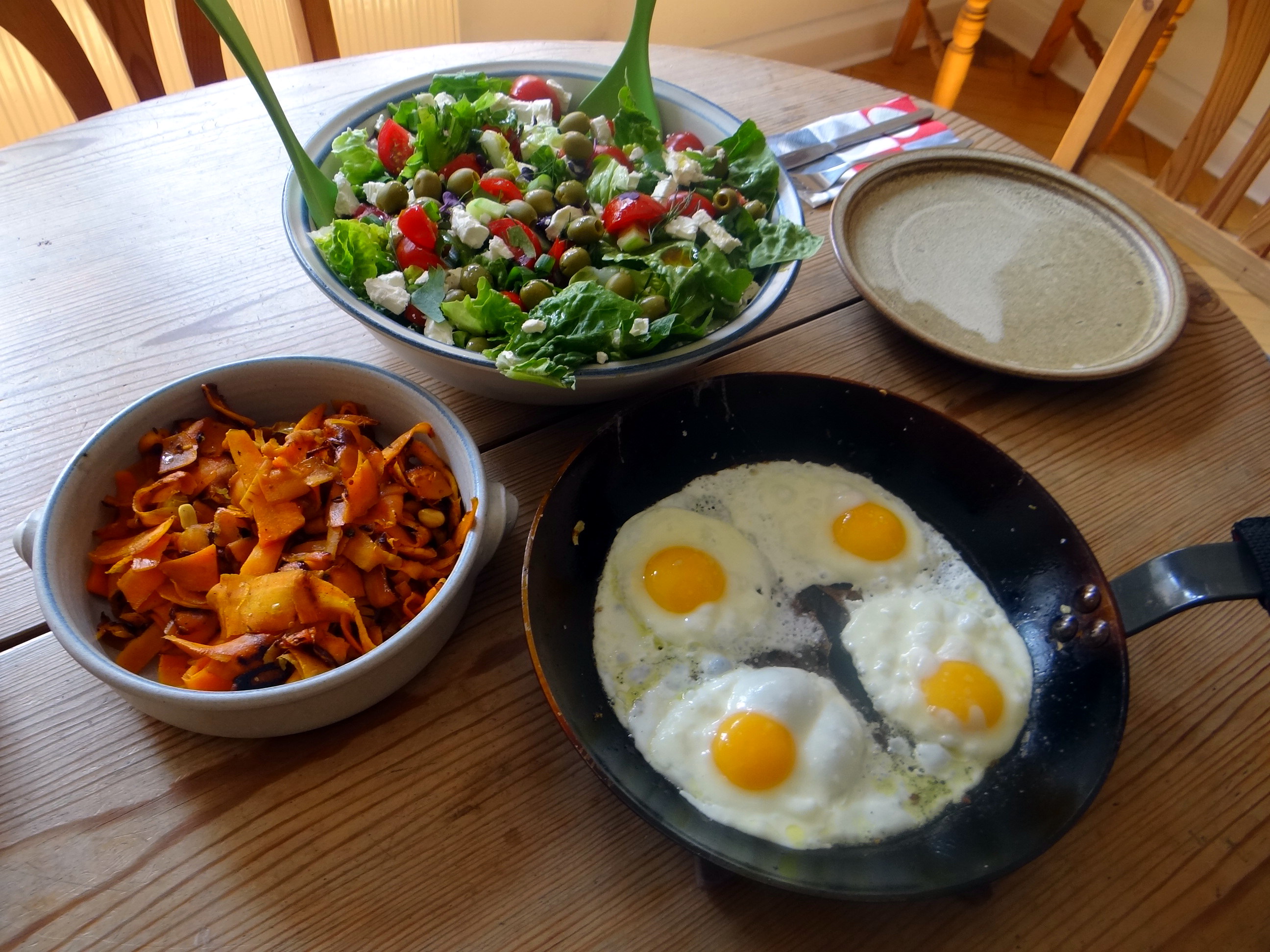 Salat,Karotten,Bratkartoffeln,Spiegelei (20)