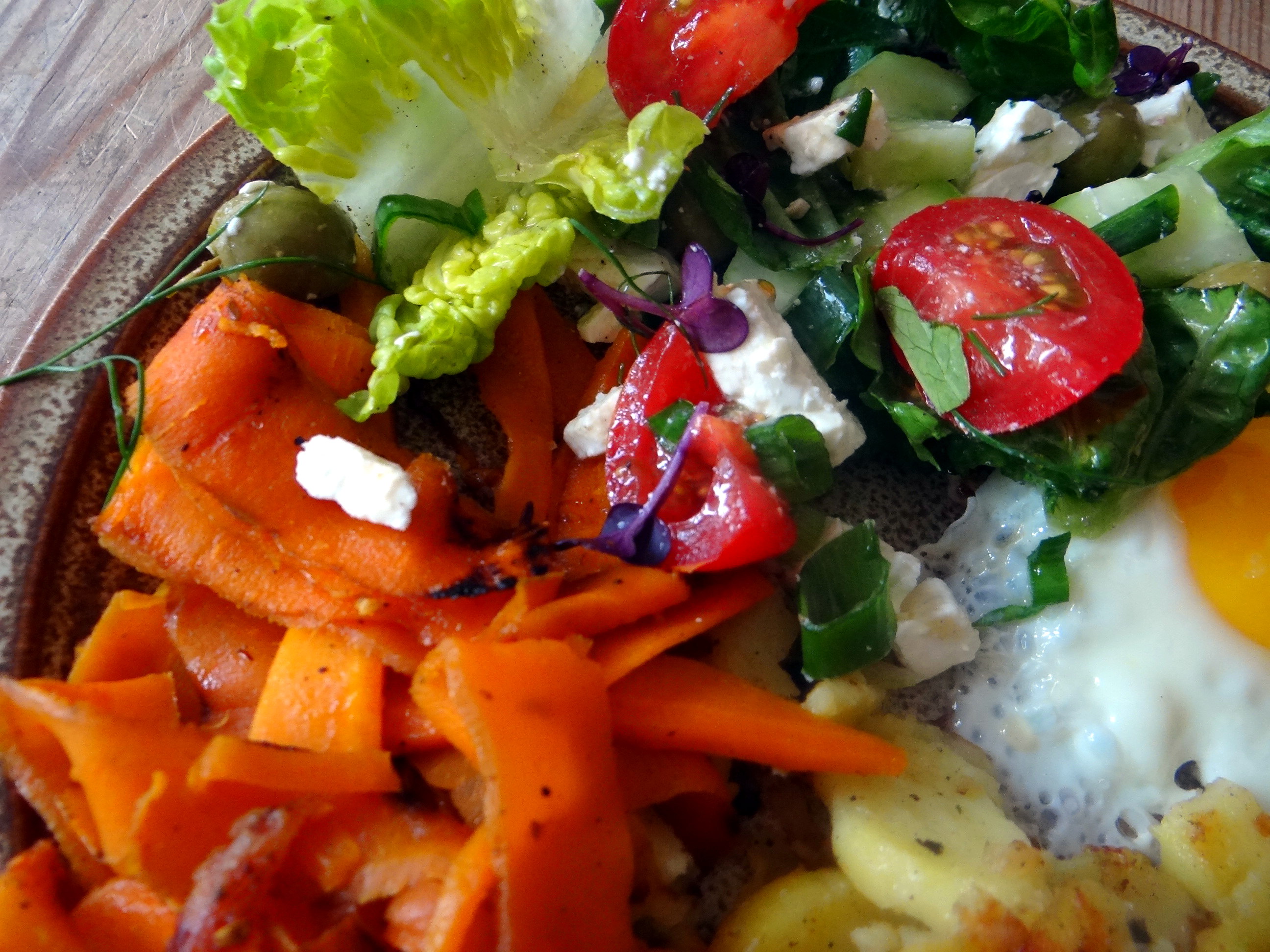 Salat,Karotten,Bratkartoffeln,Spiegelei (22)