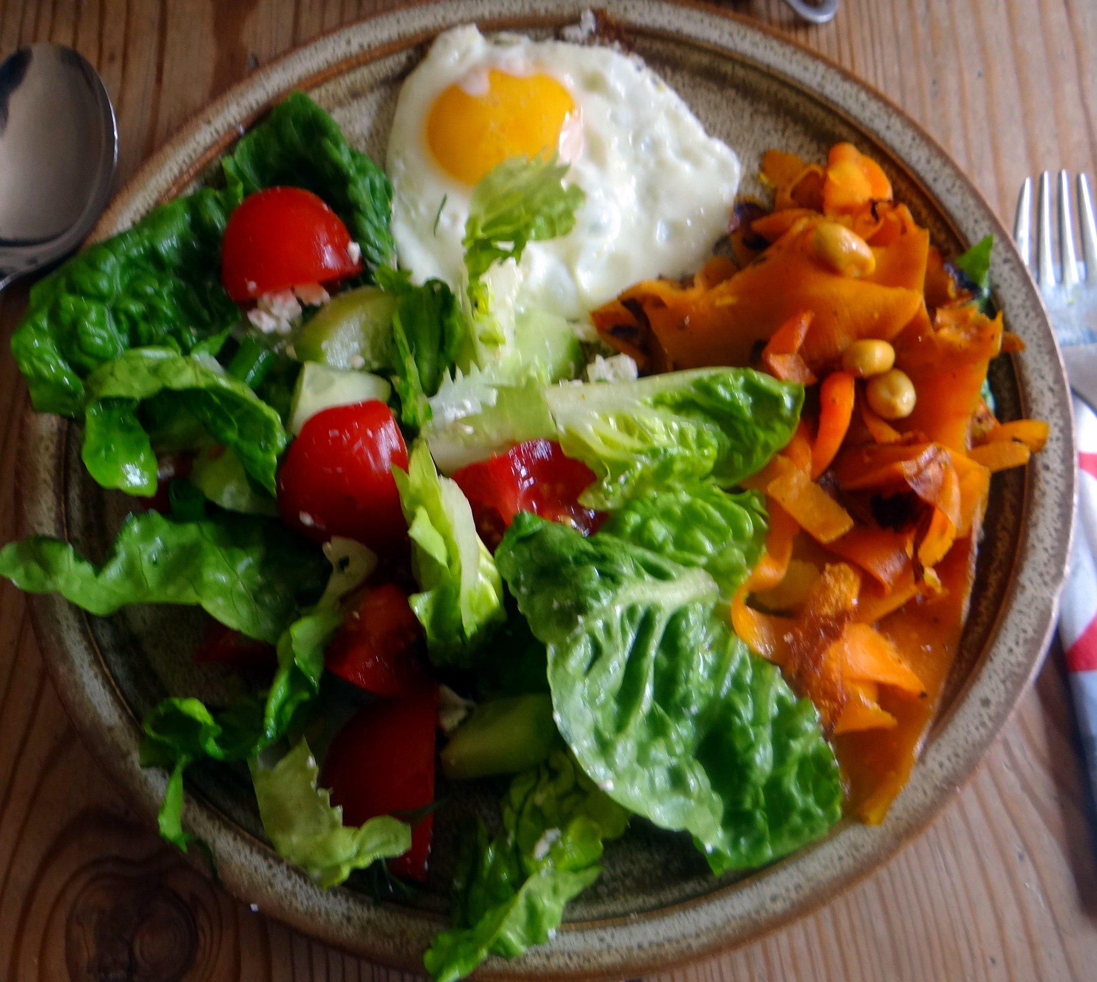 Salat,Karotten,Bratkartoffeln,Spiegelei (23)