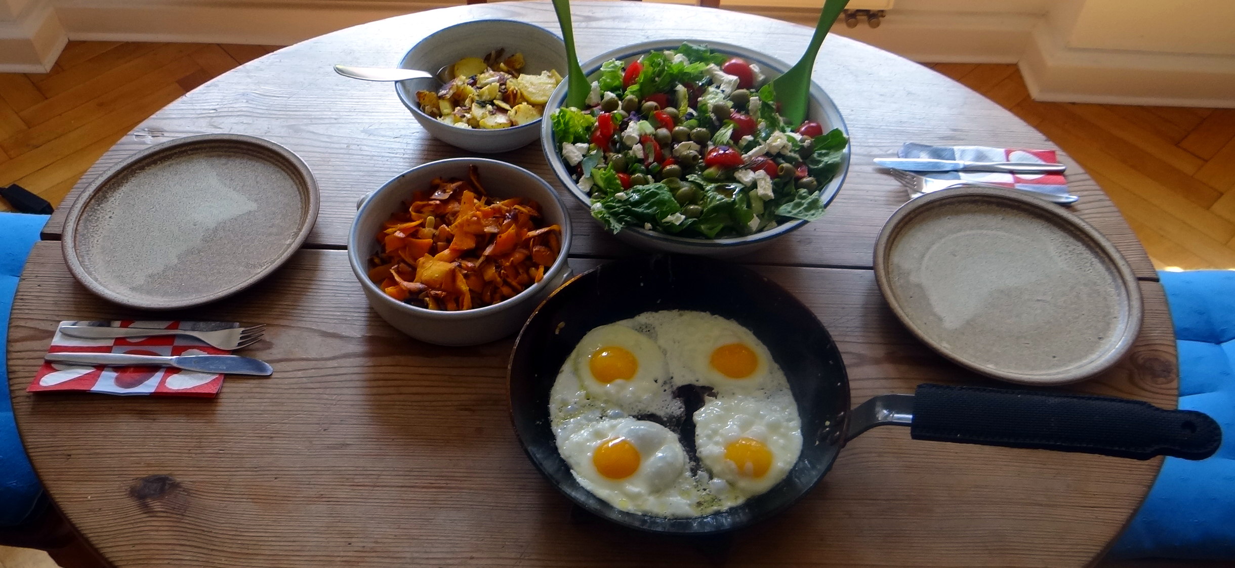 Salat,Karotten,Bratkartoffeln,Spiegelei (5)