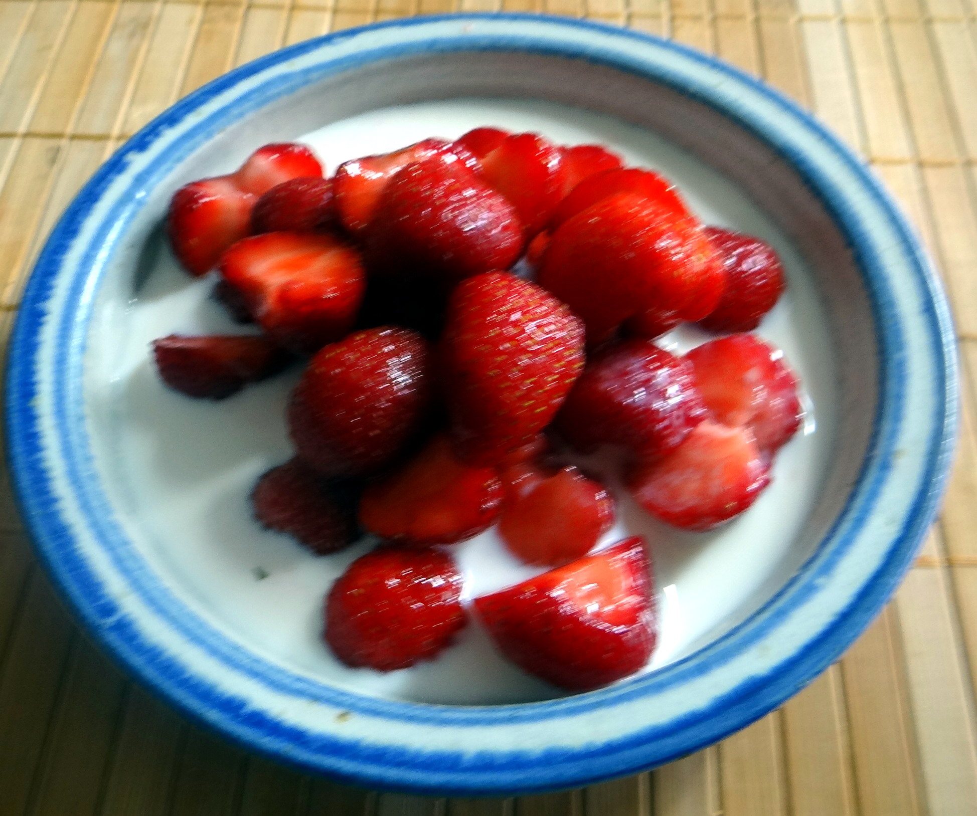 Rührei mit Tomaten,Pellkartoffeln,Gurkensalat,Erdbeeren,vegetarisch (17)
