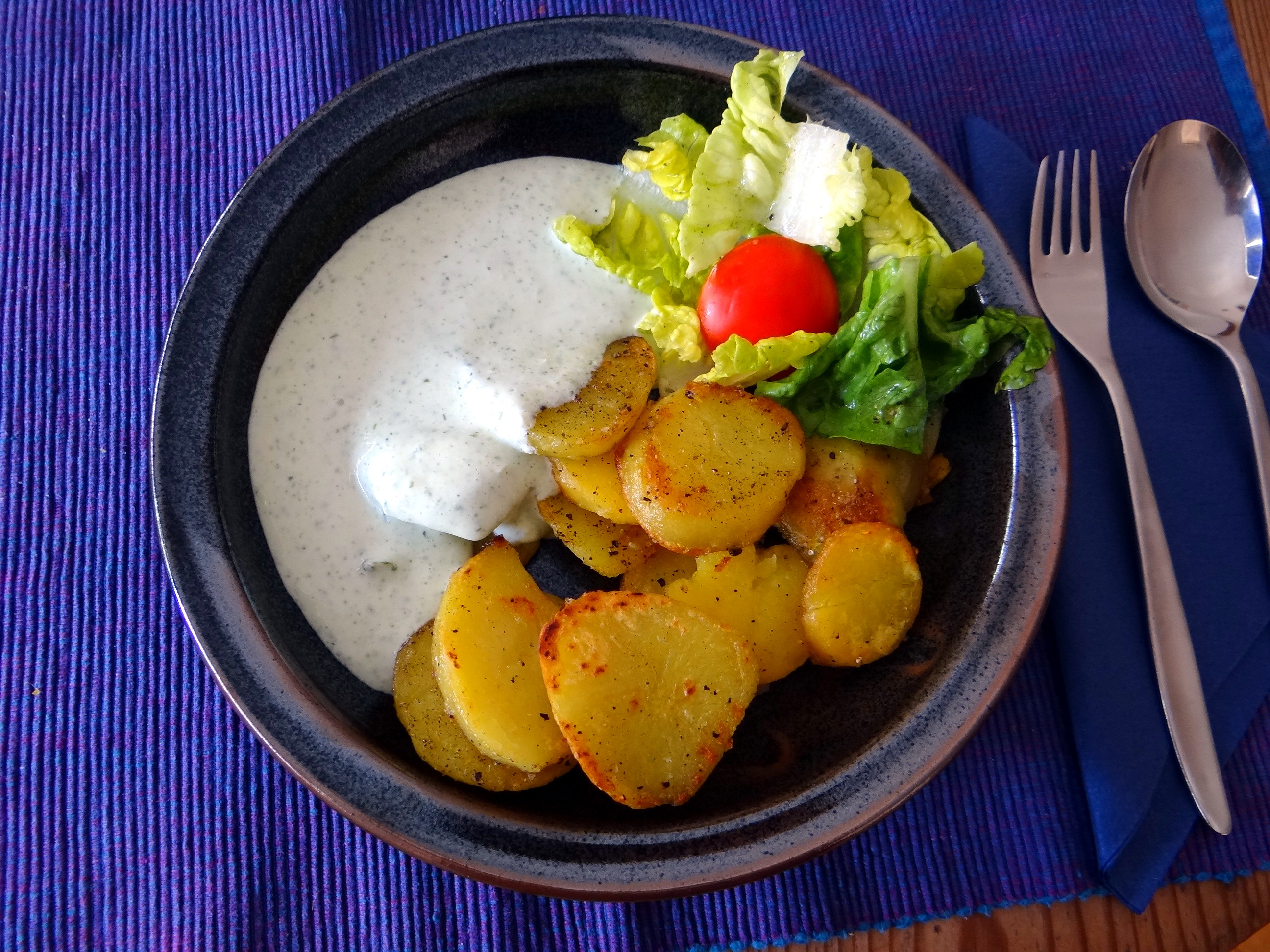 Braqtkartoffeln,Kräutersauce,Salat,Pflaumenkuchen (1)