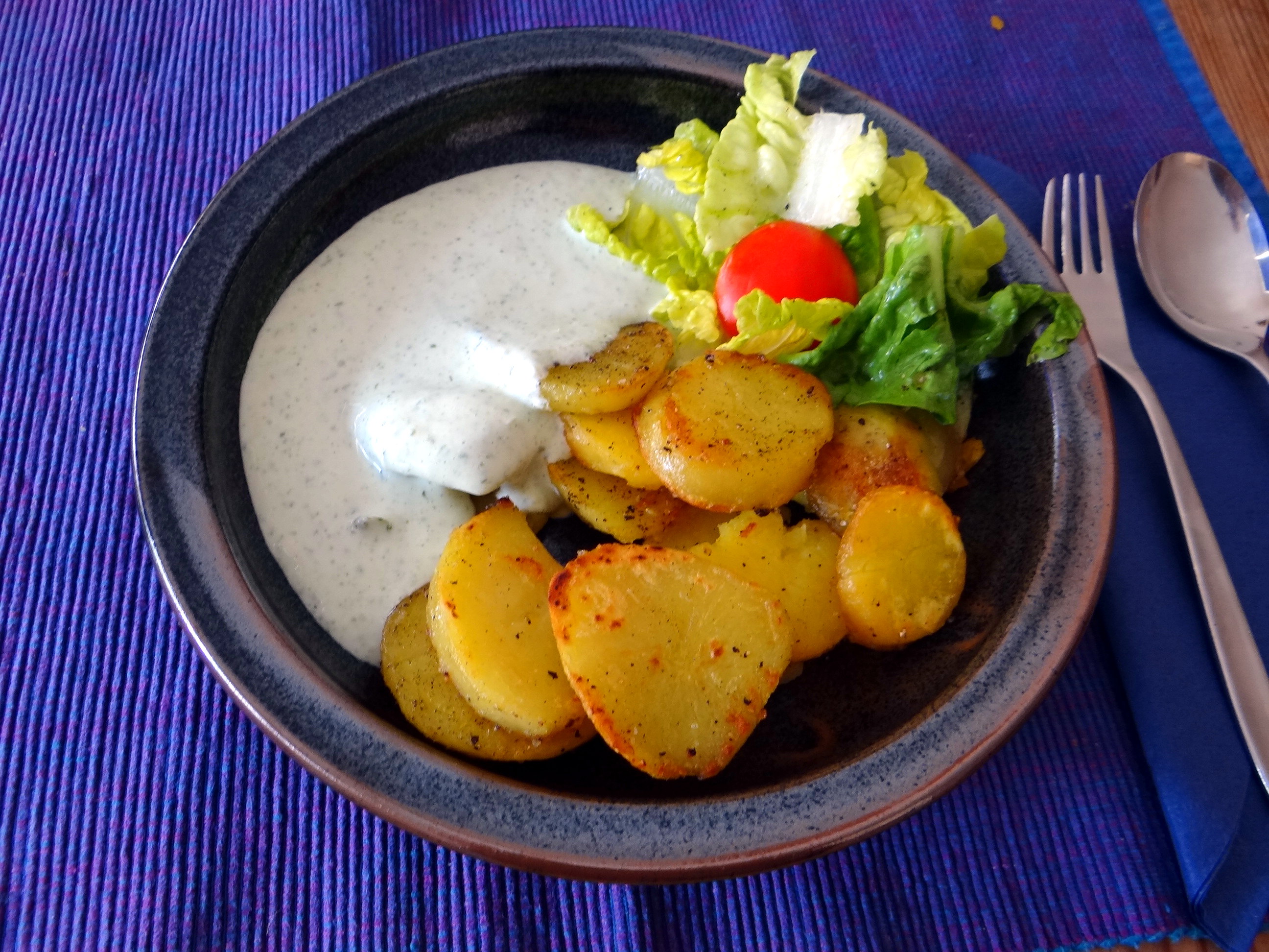 Braqtkartoffeln,Kräutersauce,Salat,Pflaumenkuchen (6)