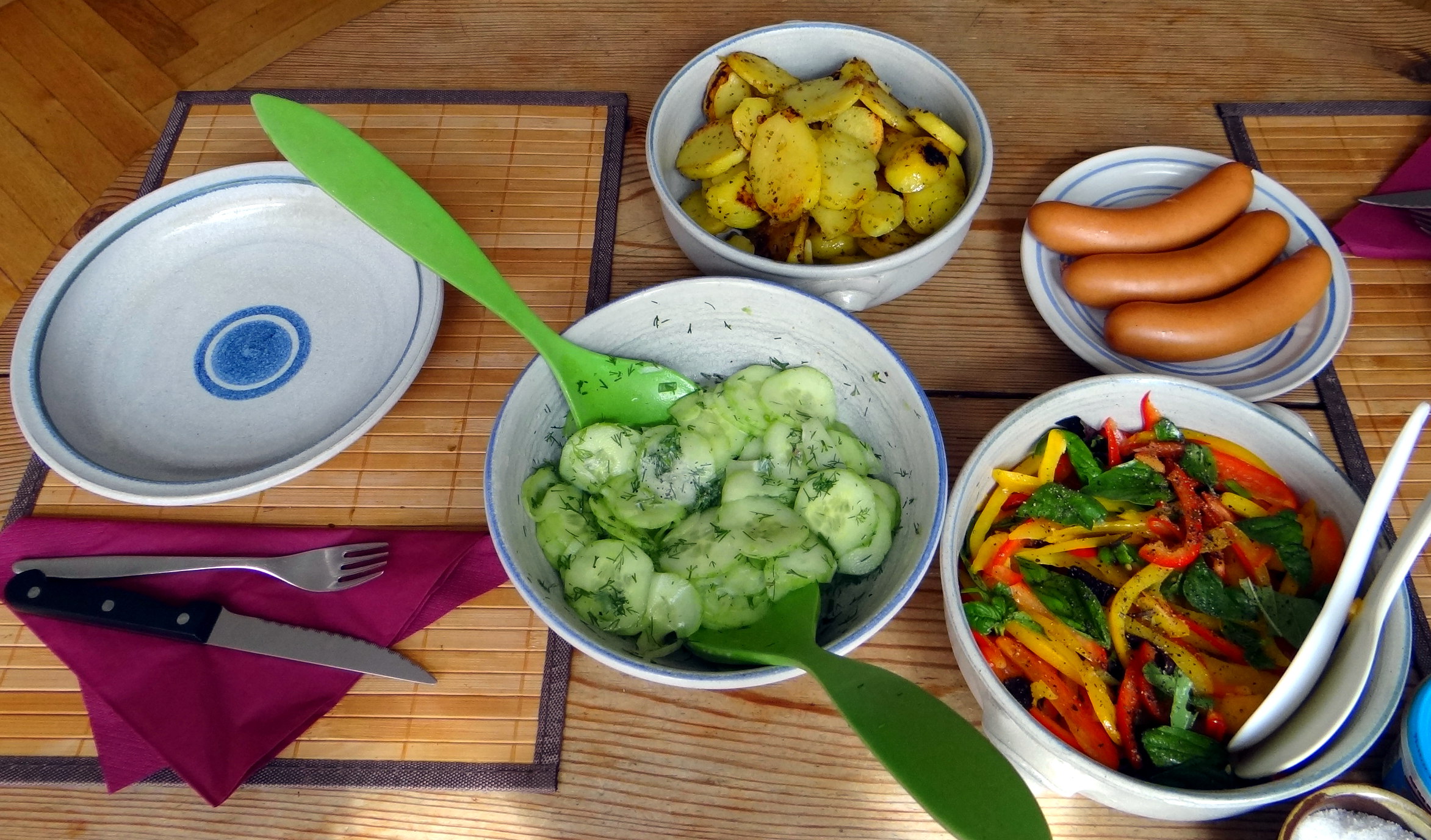 Bratkartoffel,Bockwurst,Salate (11)