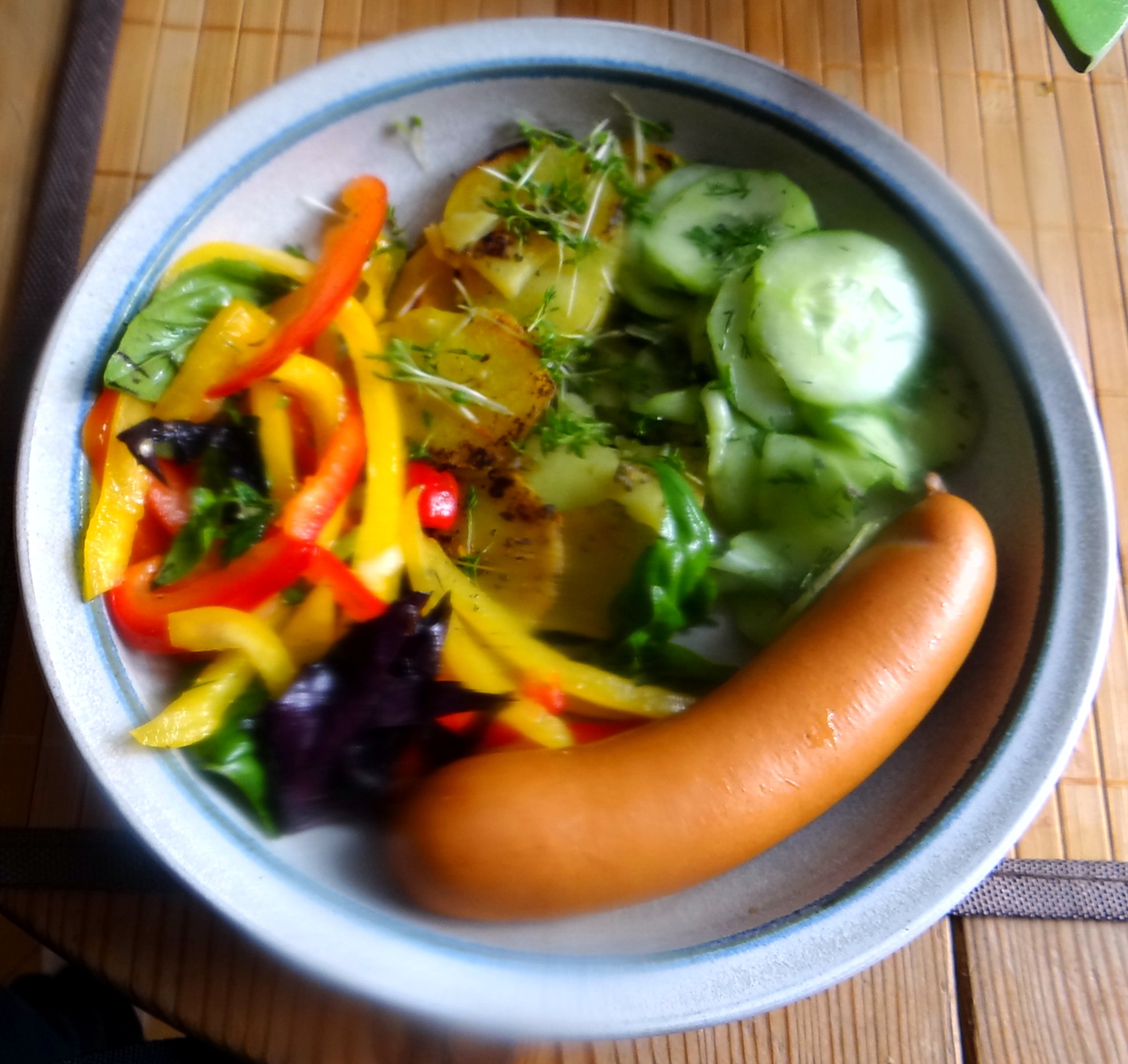 Bratkartoffel,Bockwurst,Salate (14)