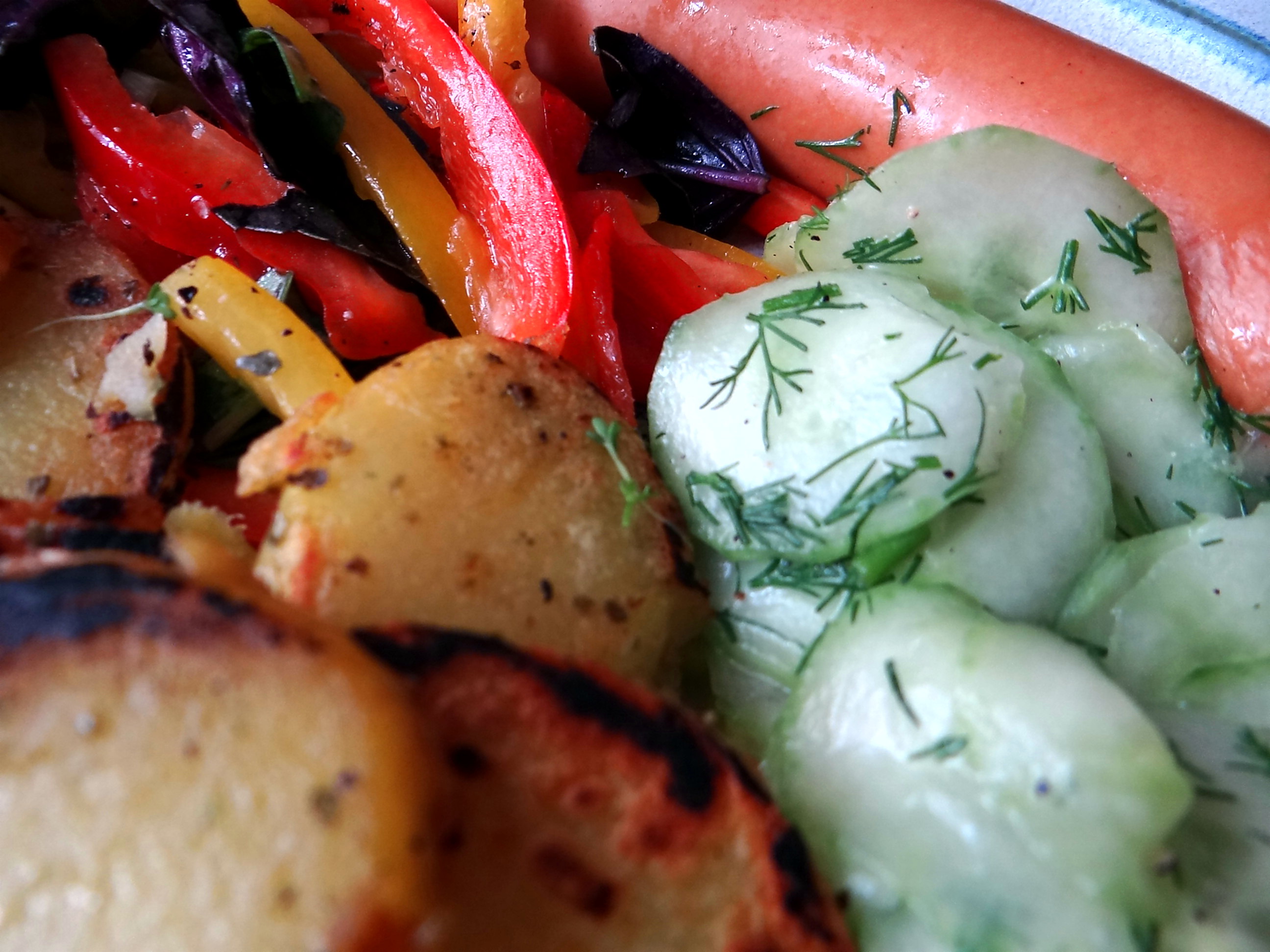 Bratkartoffel,Bockwurst,Salate (2)