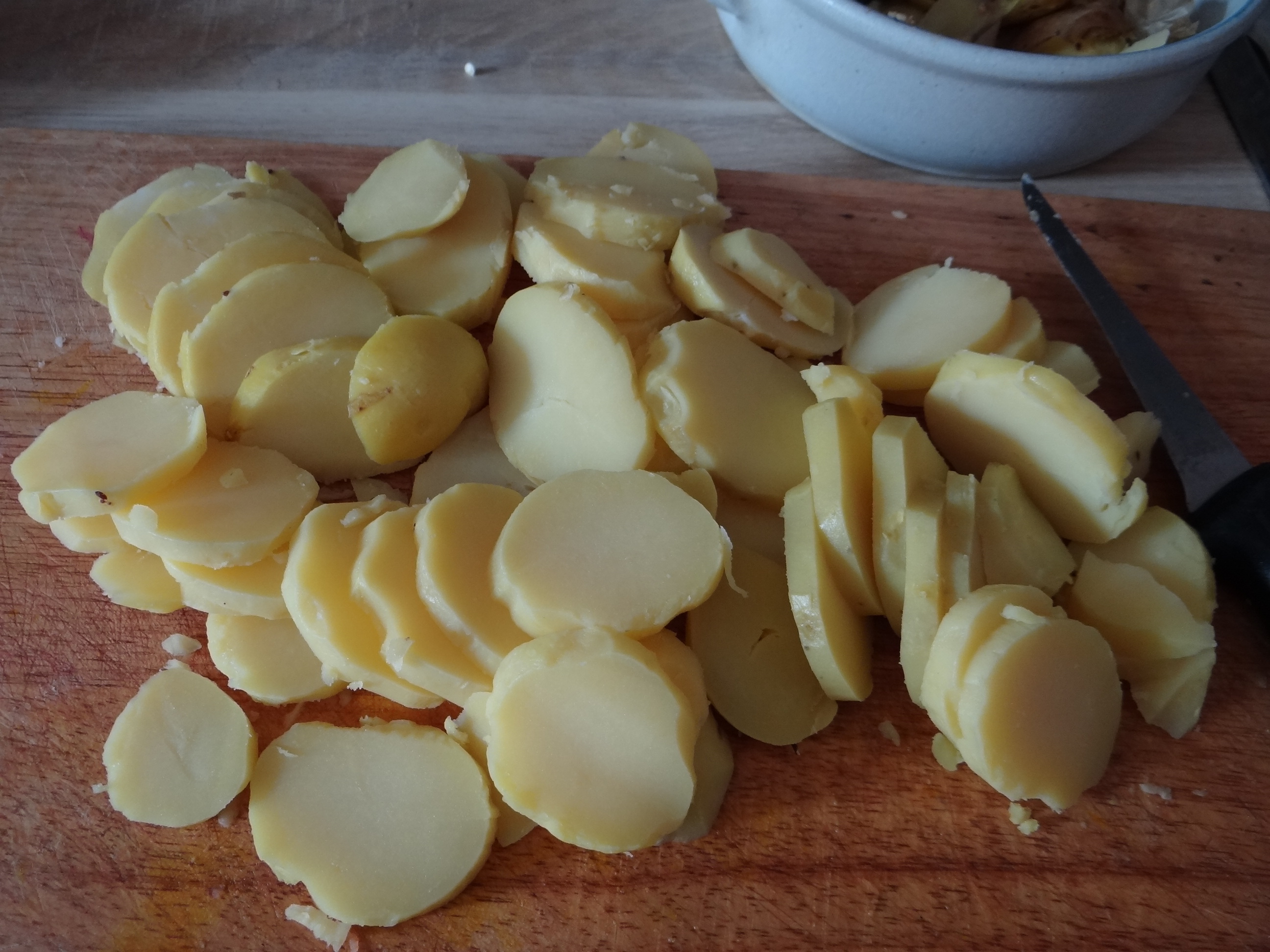 Bratkartoffel,Bockwurst,Salate (6)
