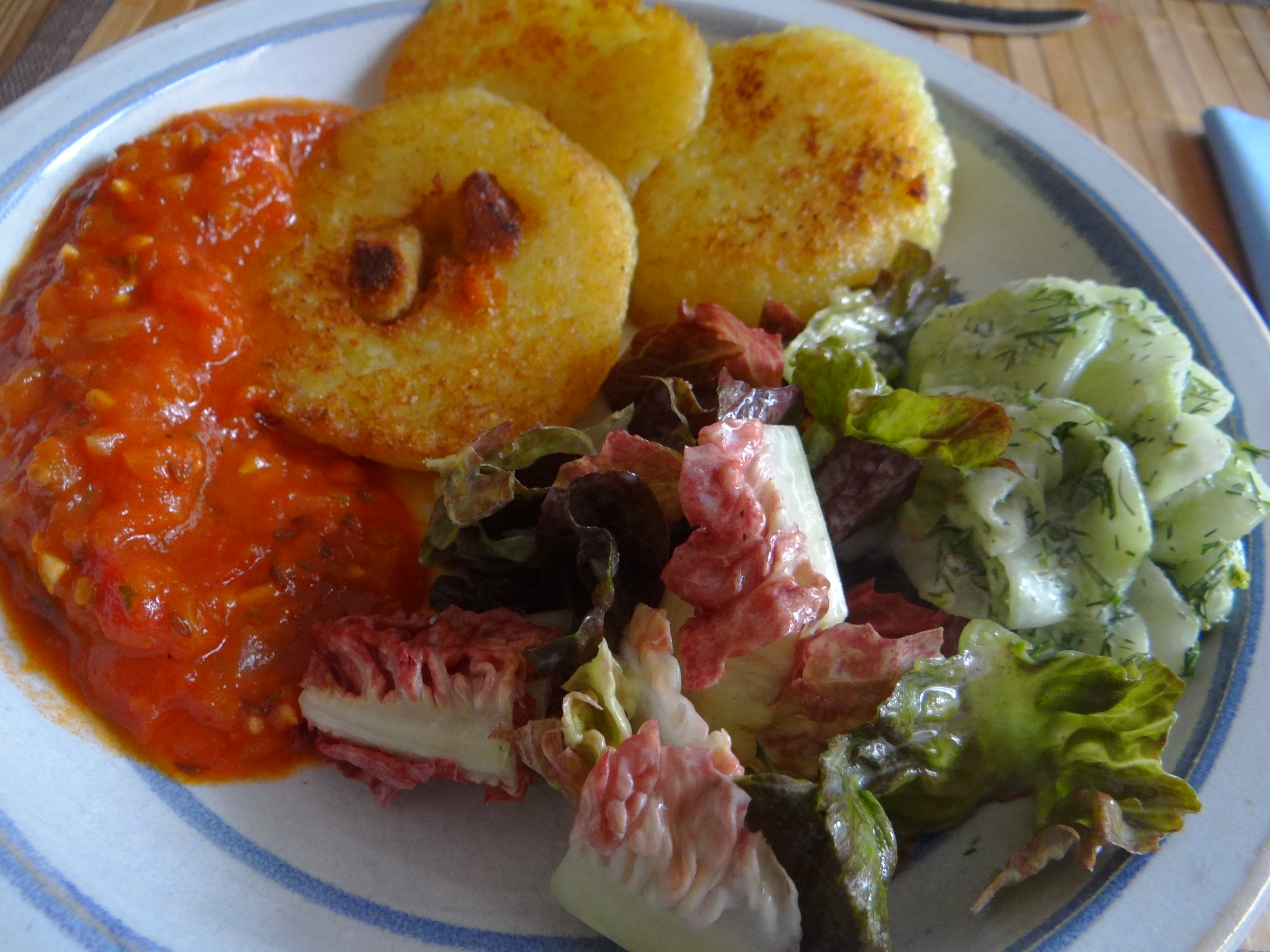 Gebratene Kloßscheiben mit Tomatensauce,Salate (23)