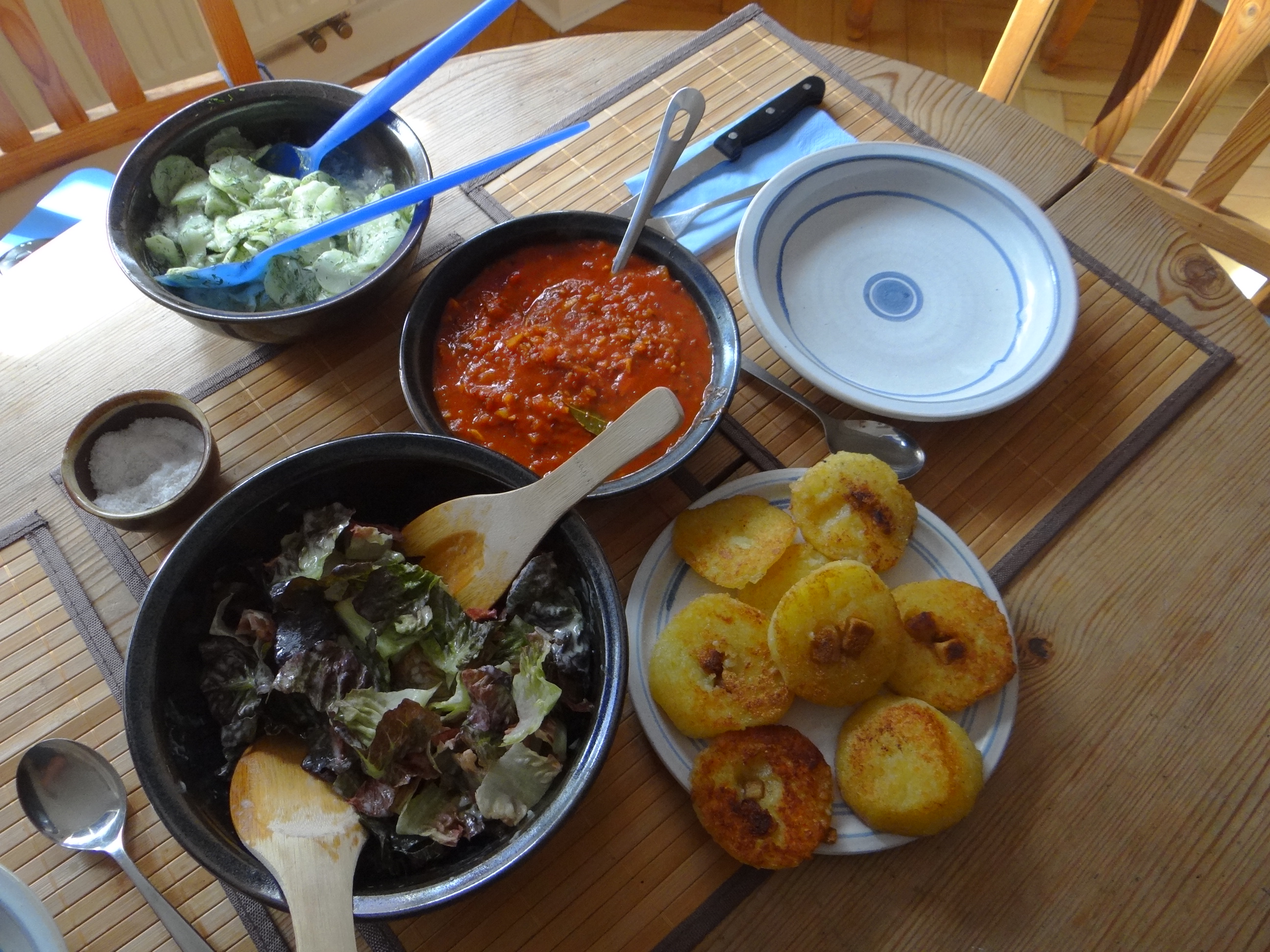 Gebratene Kloßscheiben mit Tomatensauce,Salate (4)