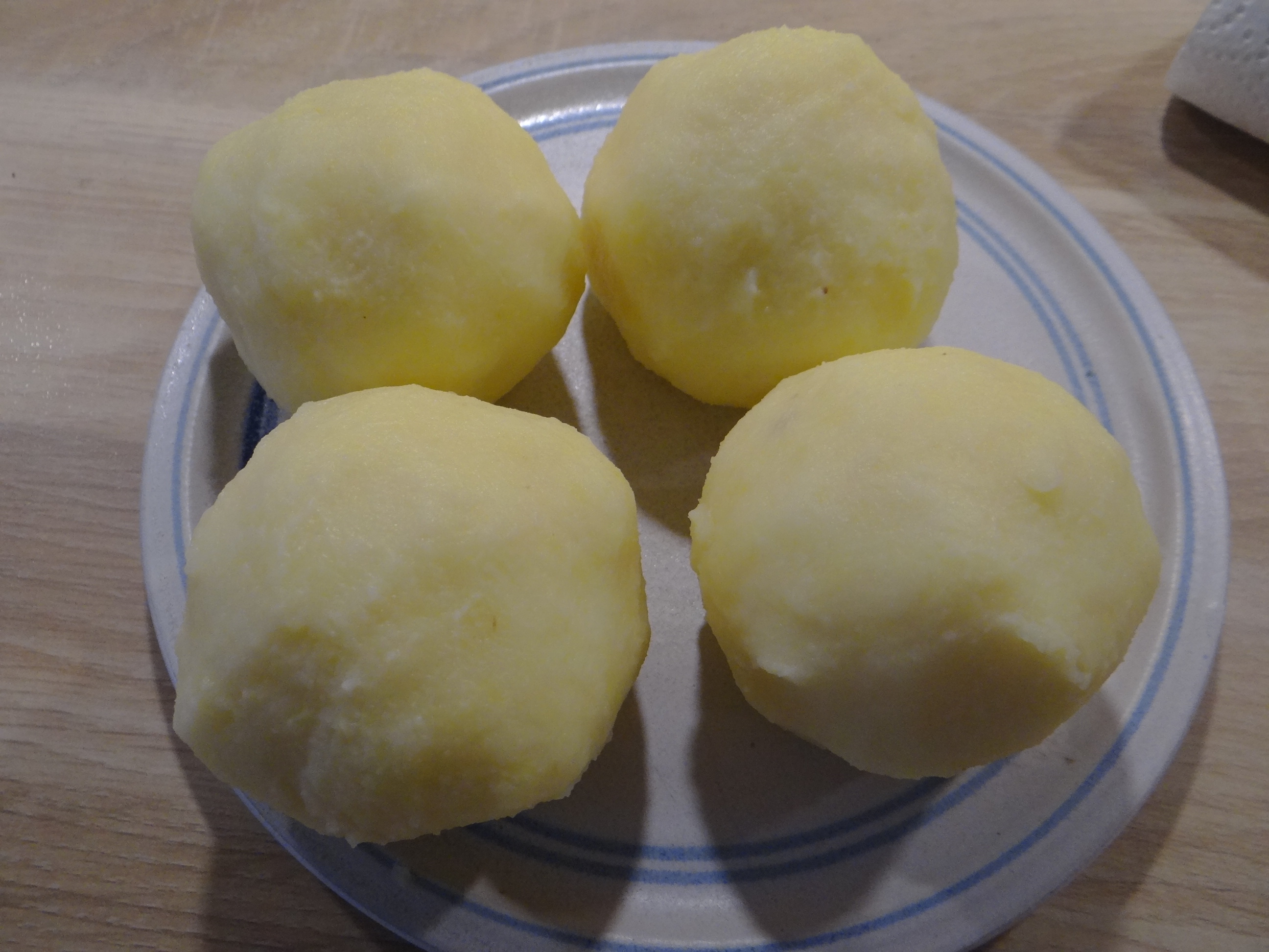 Gebratene Kloßscheiben mit Tomatensauce,Salate (7)