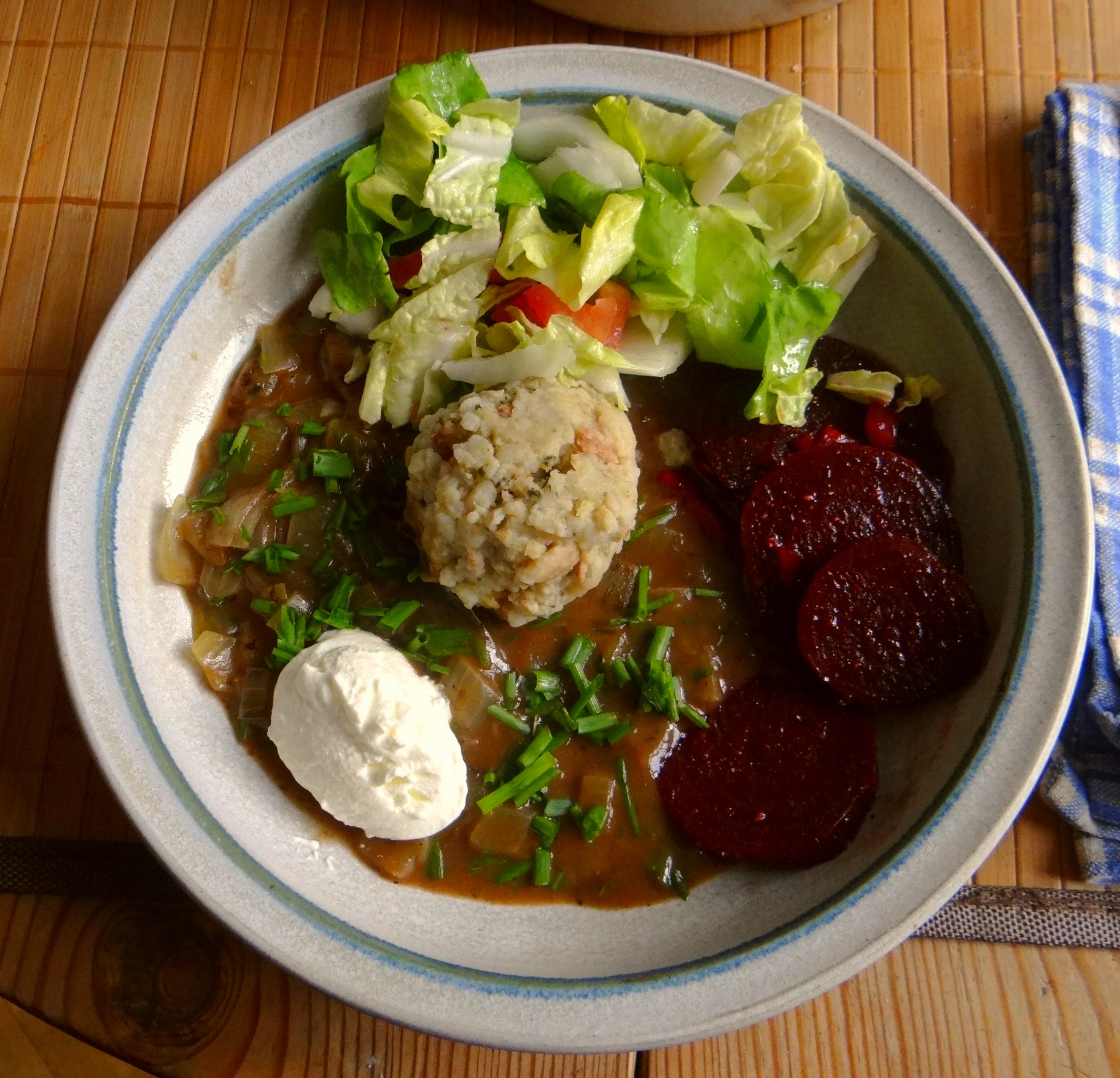 Zwiebelsauce,Speckknödel,Rote Beete Salat (1)