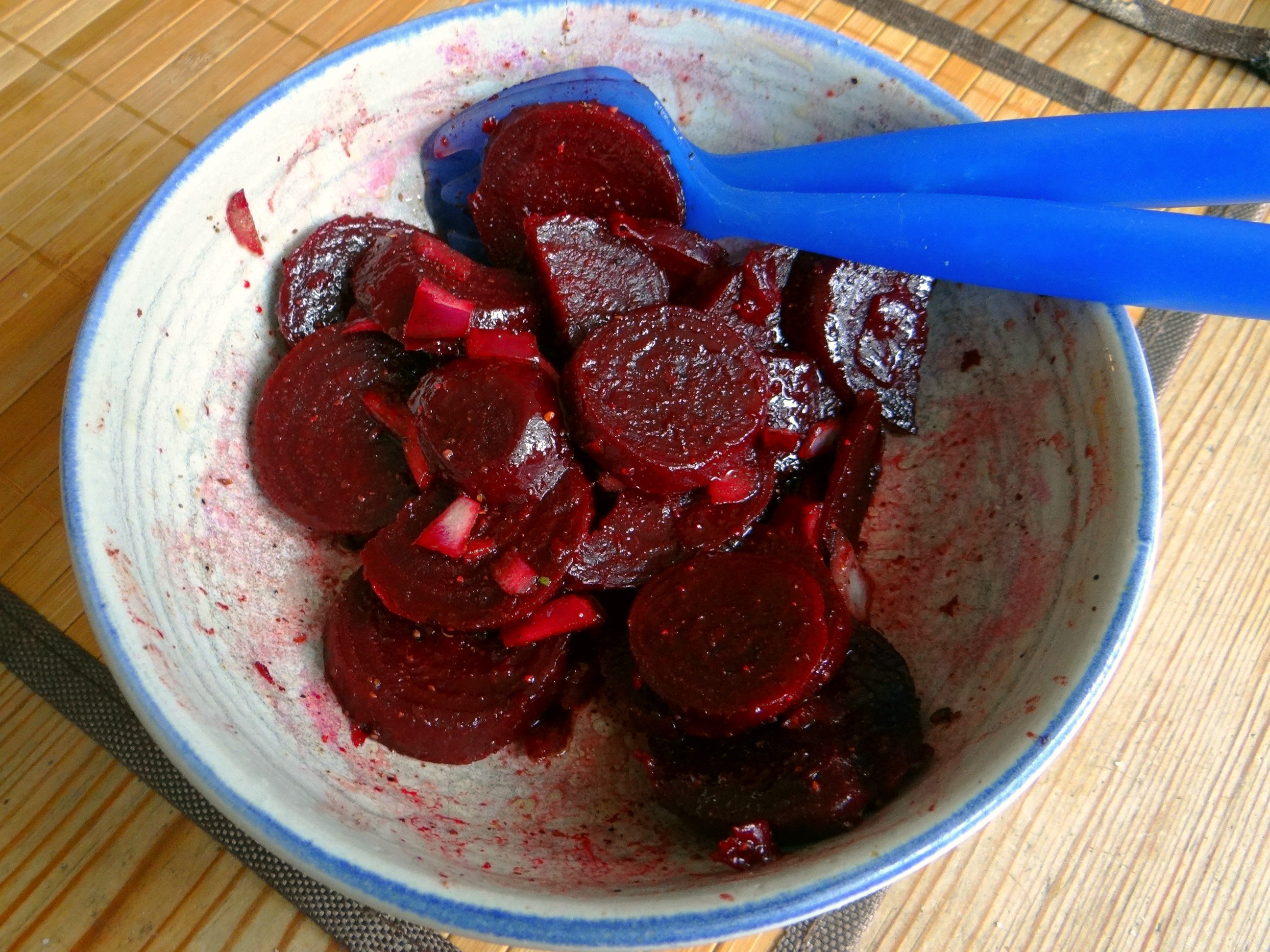 Zwiebelsauce,Speckknödel,Rote Beete Salat (12)