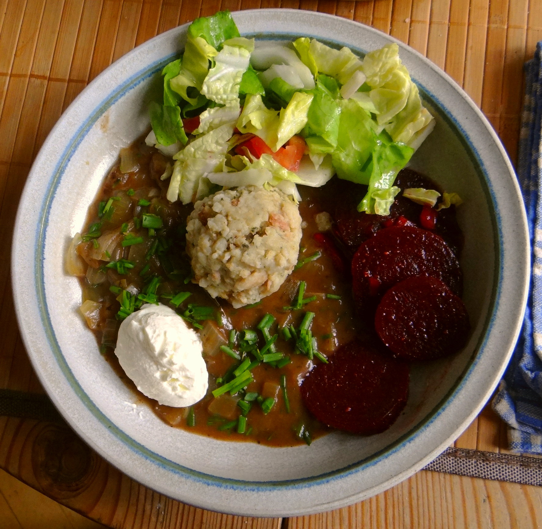 Zwiebelsauce,Speckknödel,Rote Beete Salat (15)
