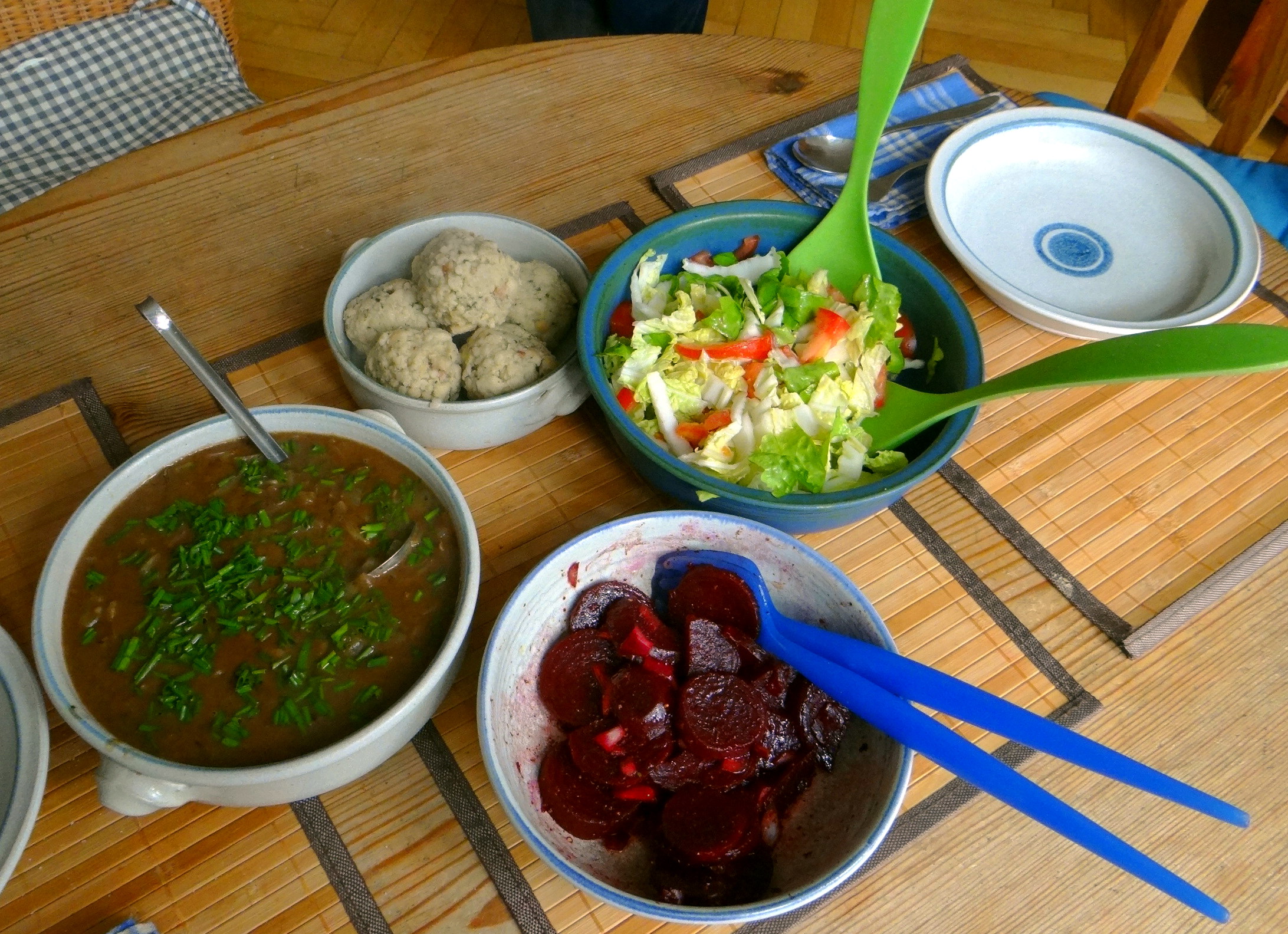 Zwiebelsauce,Speckknödel,Rote Beete Salat (4)