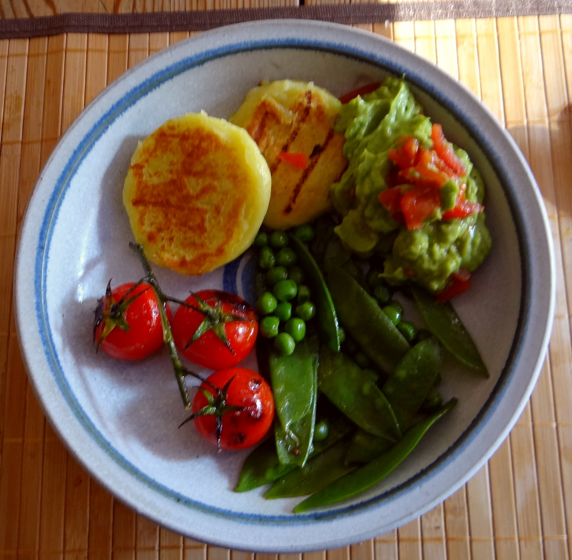 Kartoffel Taler,Guacamole,Gemüse (1)
