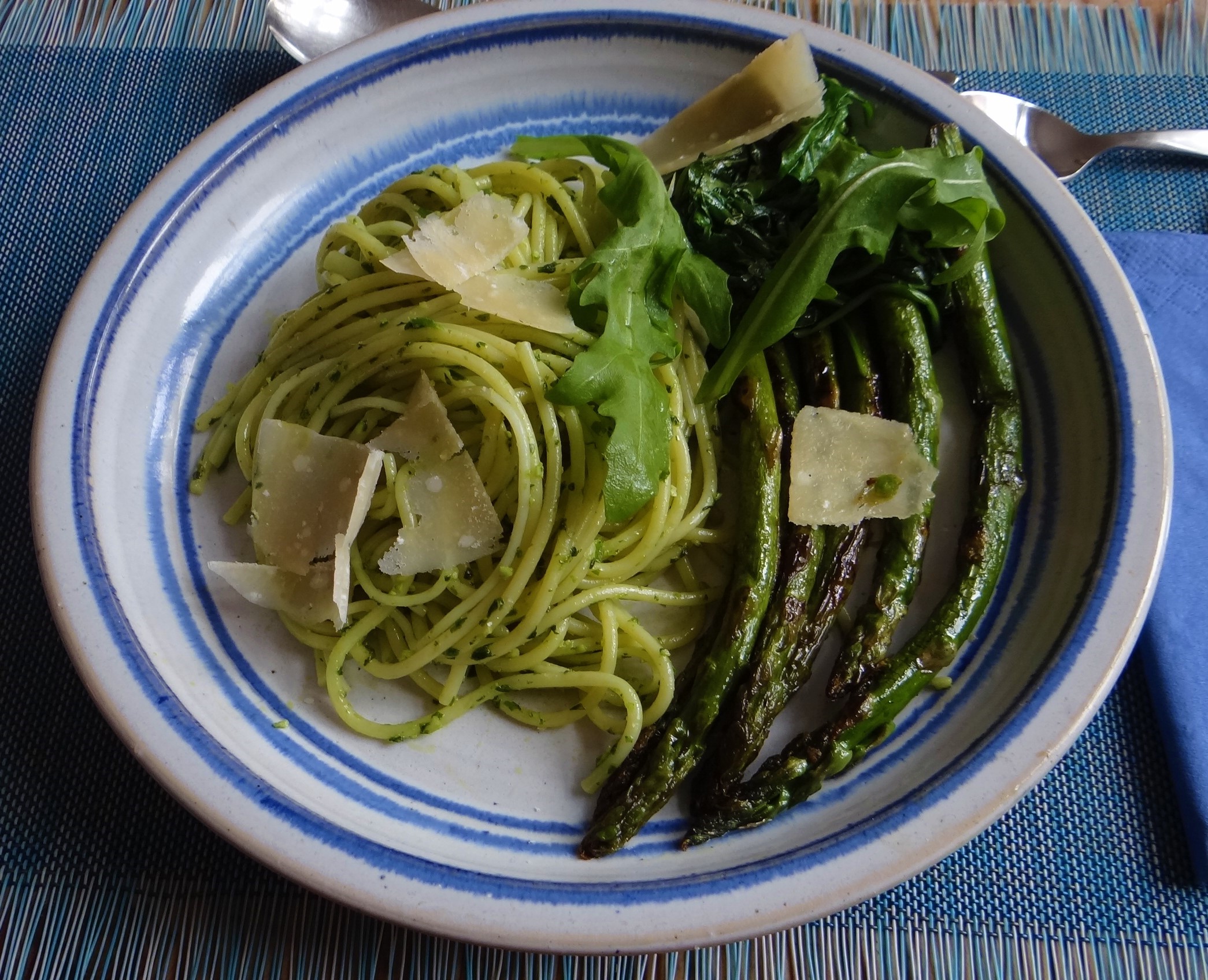 Spaghetti mit Pesto,gebratener Spargel,Dessert (10)
