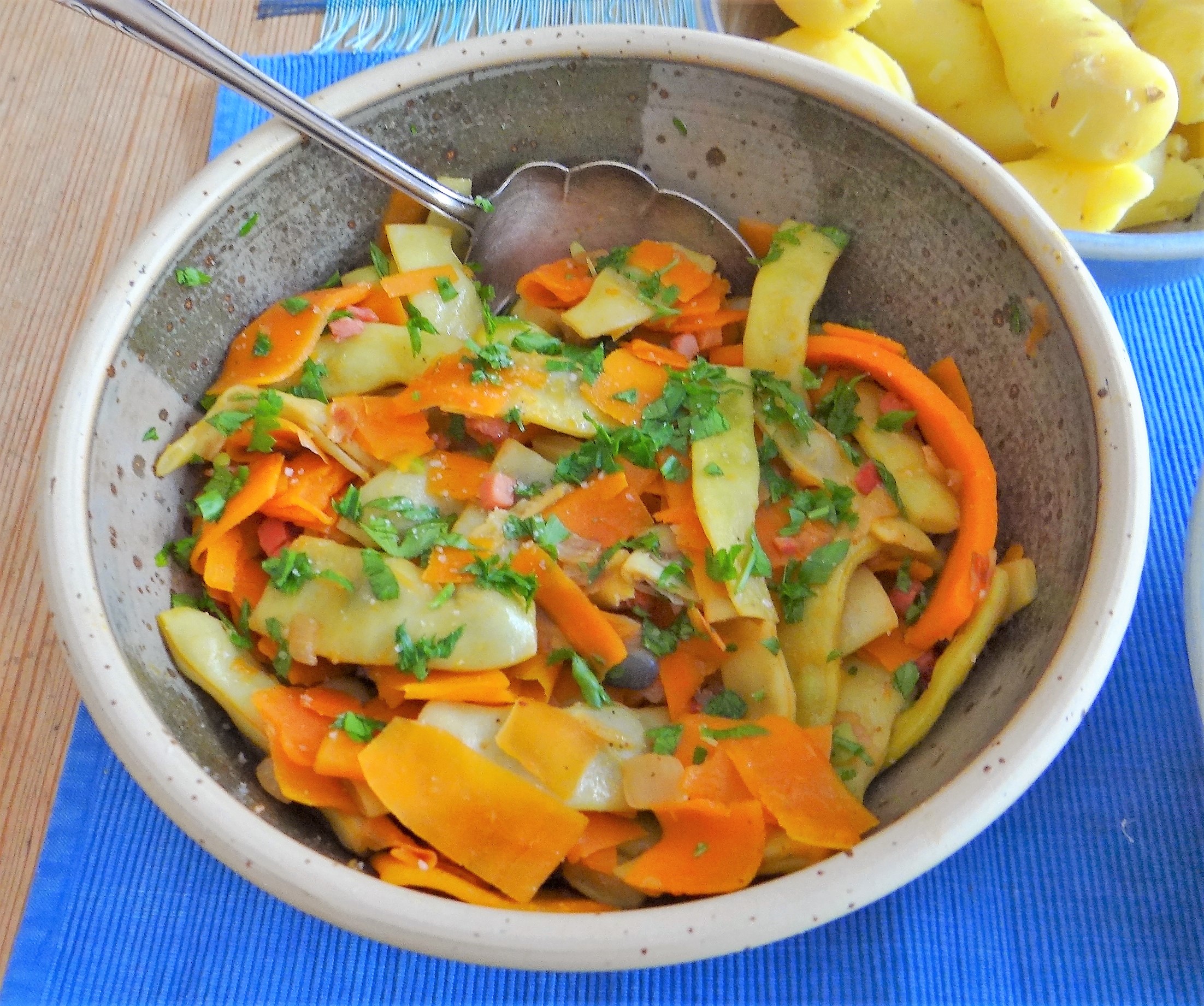 Bohnen-Möhren,Tomatensalat,Bamberger Hörnchen. (10)