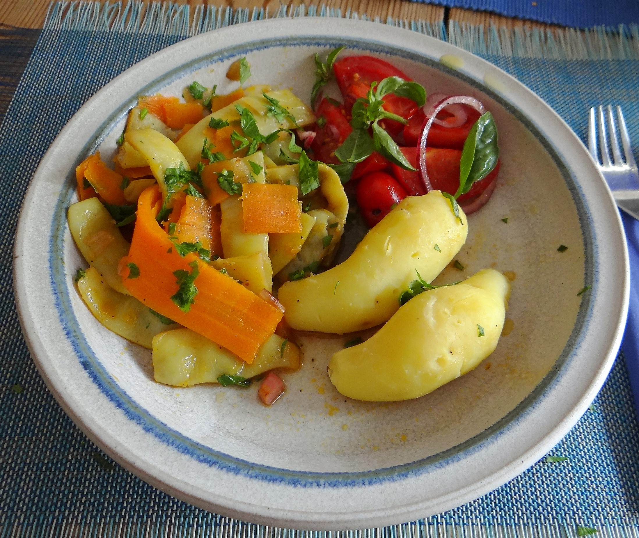 Bohnen-Möhren,Tomatensalat,Bamberger Hörnchen. (19)