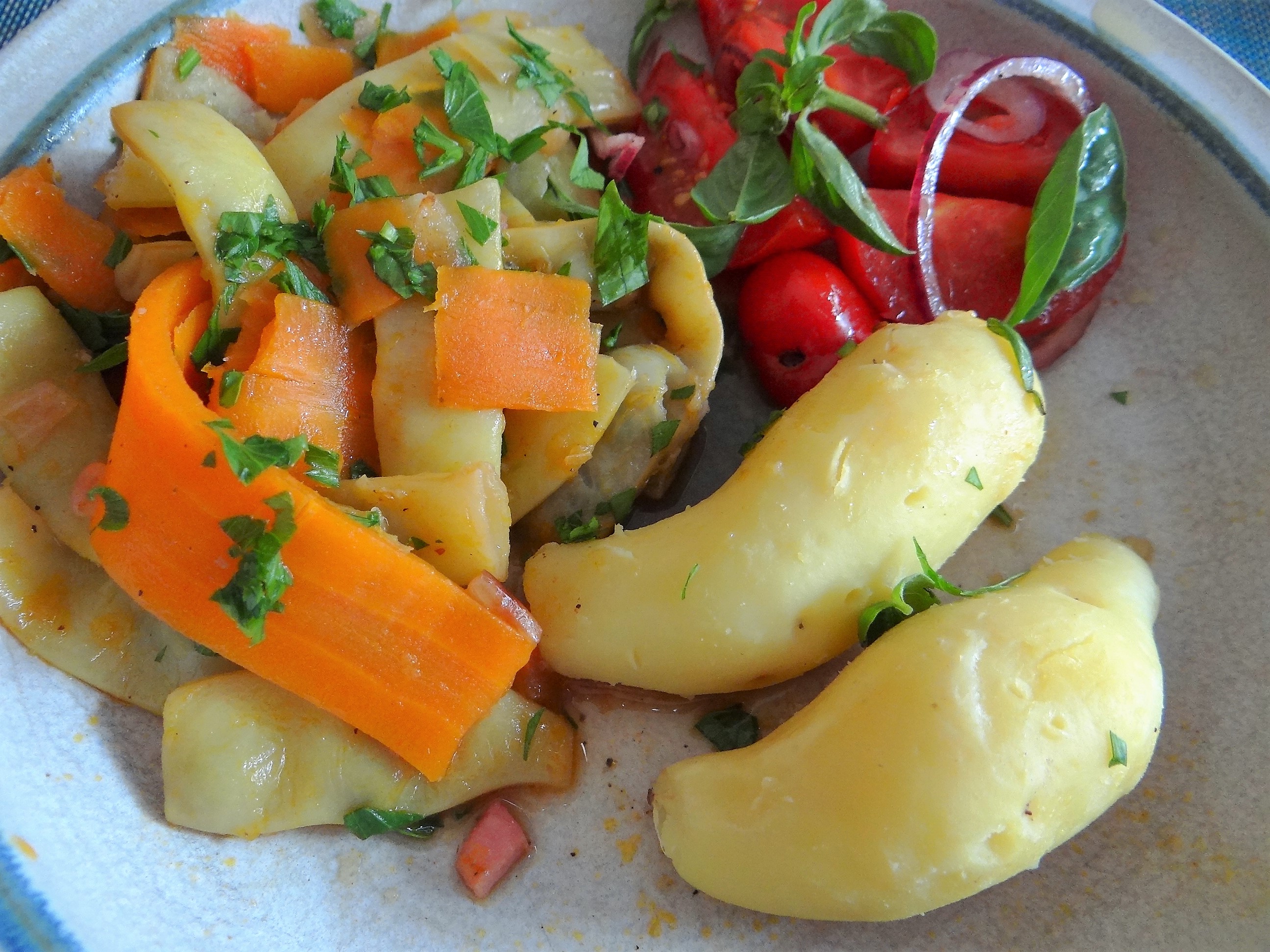 Bohnen-Möhren,Tomatensalat,Bamberger Hörnchen. (20)