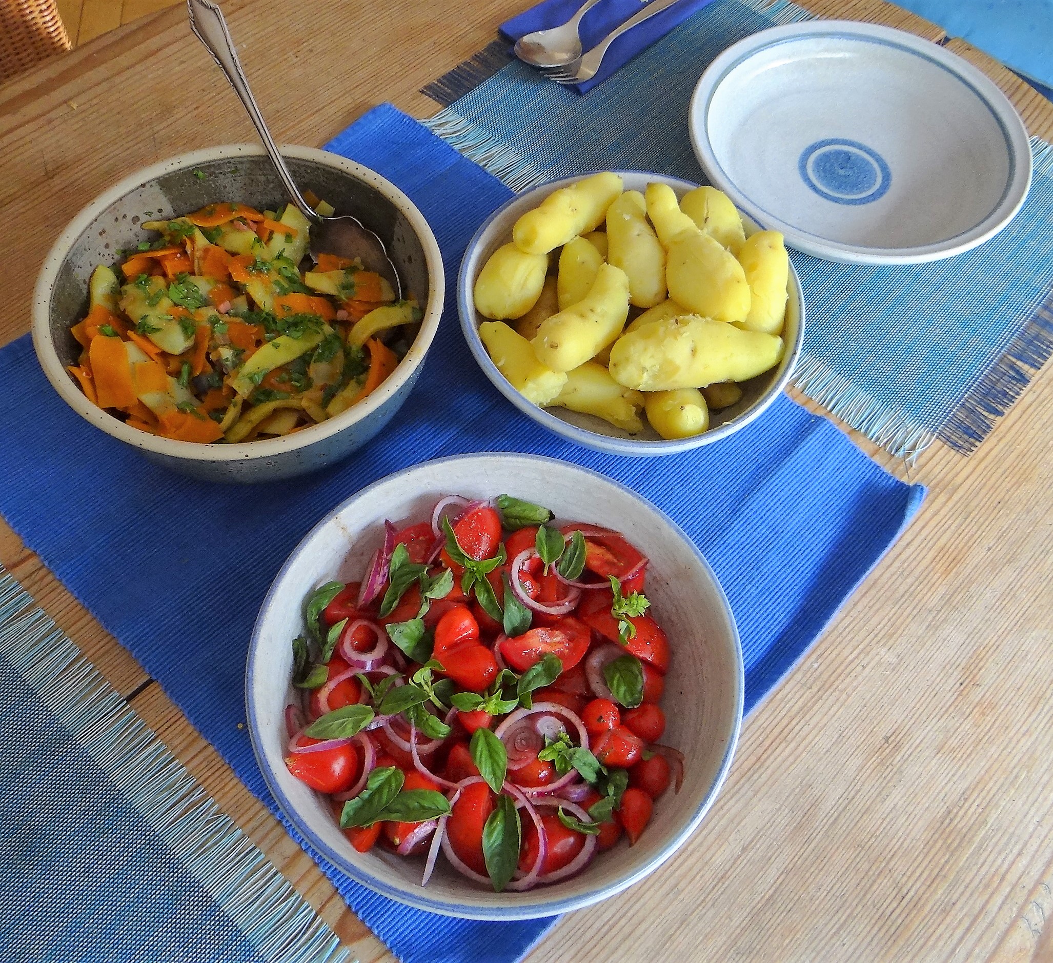 Bohnen-Möhren,Tomatensalat,Bamberger Hörnchen. (4)