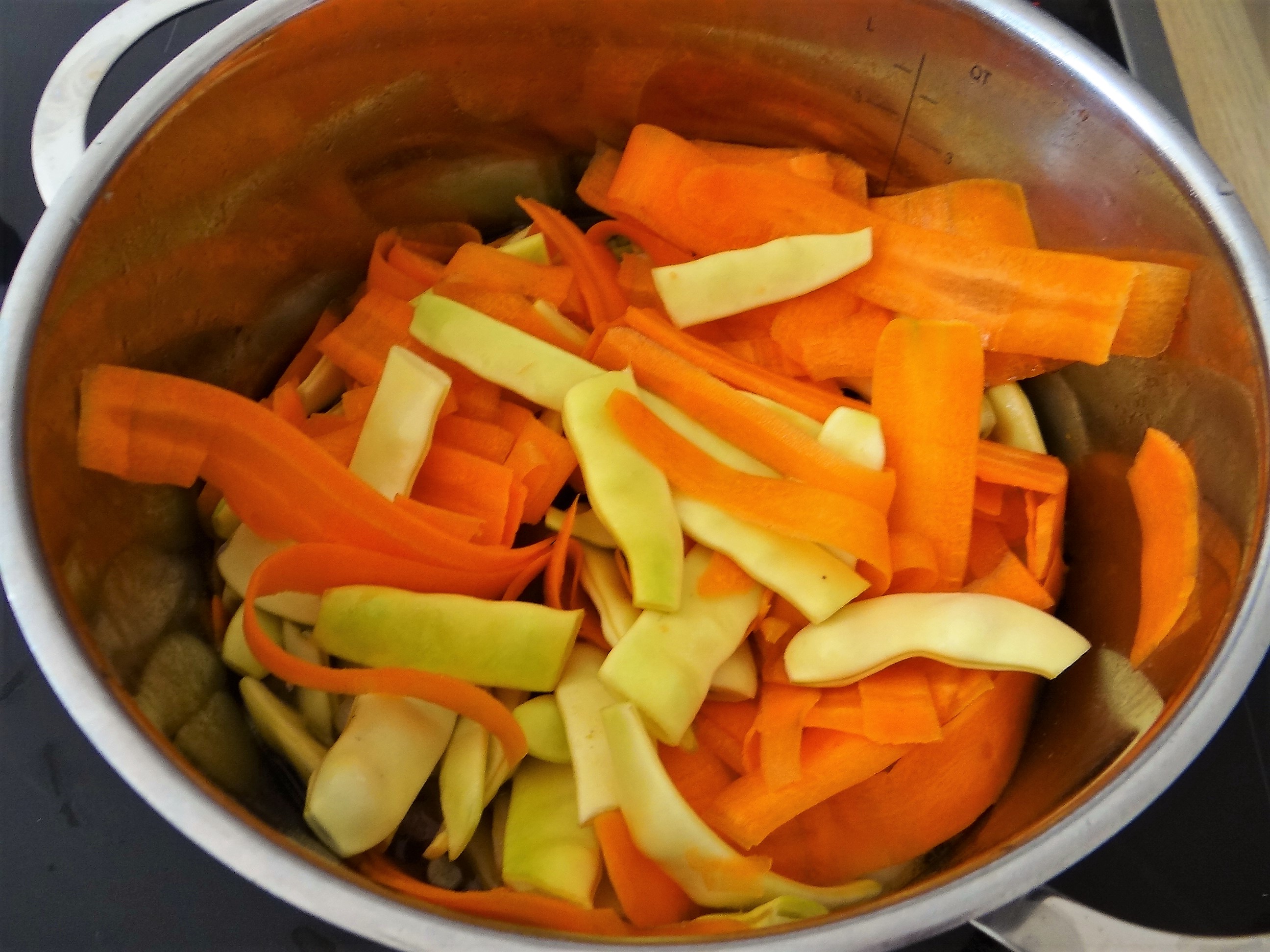 Bohnen-Möhren,Tomatensalat,Bamberger Hörnchen. (9)