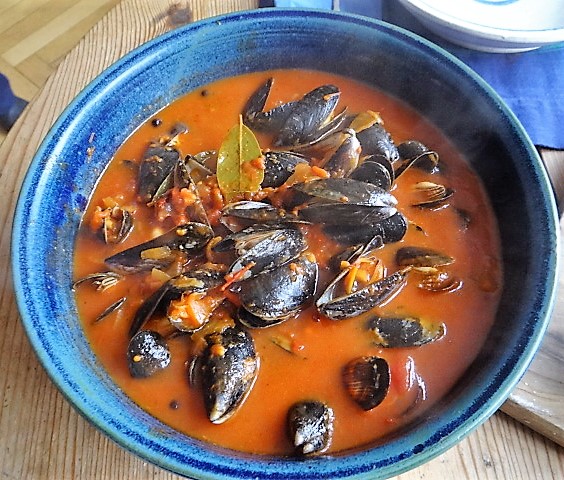 Muscheln in Tomatensauce und Paprikabrot (23)