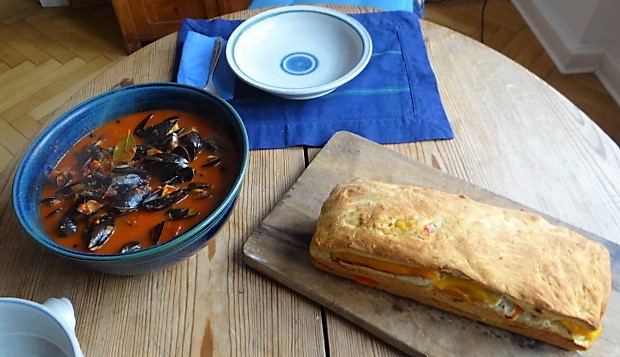 Muscheln in Tomatensauce und Paprikabrot (24)