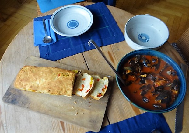 Muscheln in Tomatensauce und Paprikabrot (5)