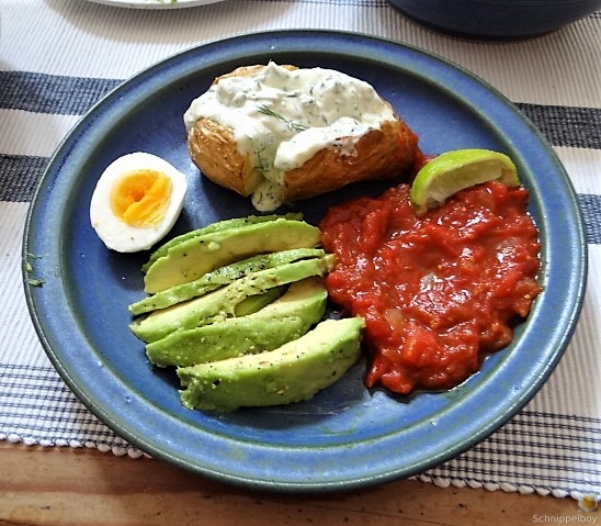 Backkartoffel mit Dip, Tomatensalsa,Avocado und hartgekochten Eiern (3)