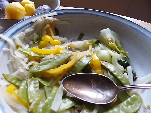 Gedämpftes Gemüse,Käsesauce, Blaue Kartoffeln (4)