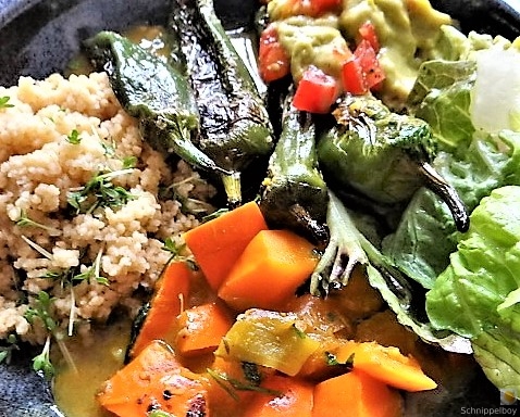 Kürbiscurry,Couscous, Guacamole,Salat (3)
