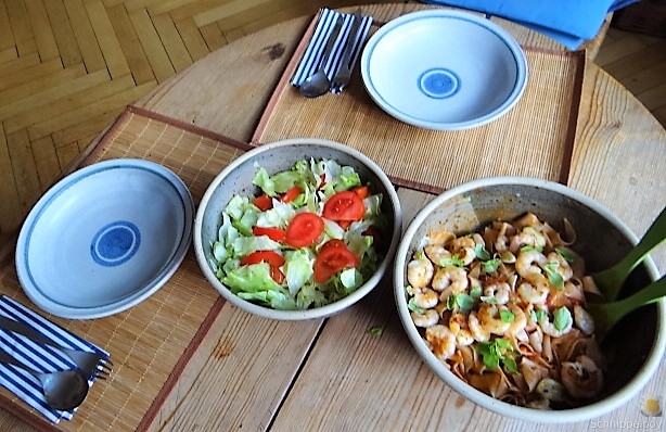 Buchweizennudeln in Tomatensauce,Garnelen und Salat (12)