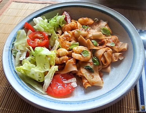 Buchweizennudeln in Tomatensauce,Garnelen und Salat (14)