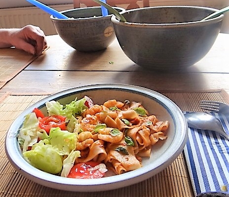 Buchweizennudeln in Tomatensauce,Garnelen und Salat (4)