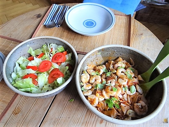 Buchweizennudeln in Tomatensauce,Garnelen und Salat (5)